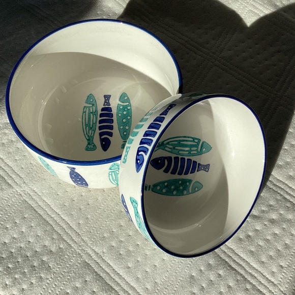 SIGNATURE HOUSEWARES INC. SET OF 2 FISH THEMED CAT FEEDING/WATER BOWLS - Picture 1 of 12